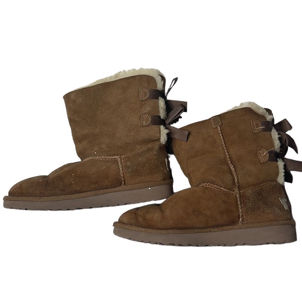 UGG Kids Bailey Bow II Chestnut Short Boots. Size 3.